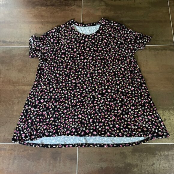 Popyoung Tops - Popyoung Black Short Sleeve Tunic with Tiny Flowers/Beehives Design – 3XL *NWOT*